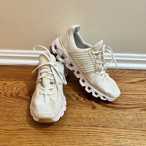 On cloud shoes men’s size 8 white / cream